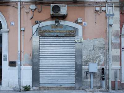 ...con accanto un cartello di vendita che parla di un locale di 6 vani+accessori+deposito